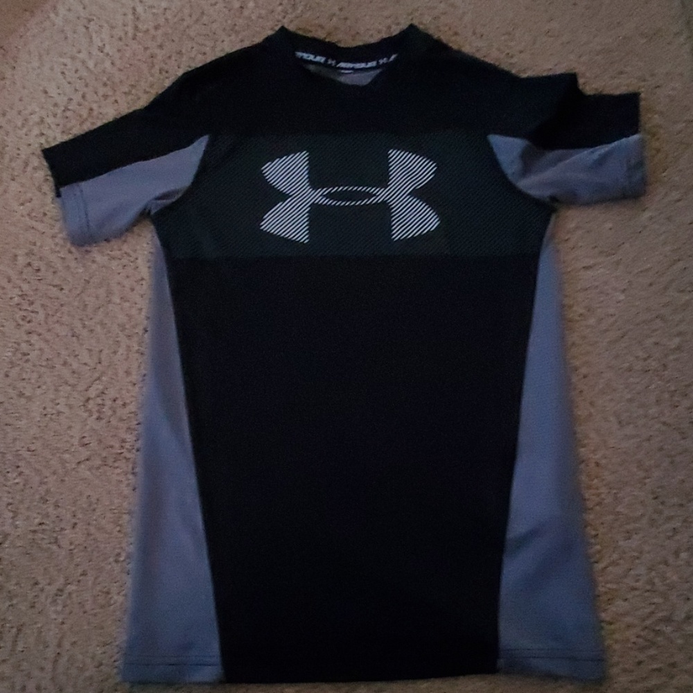 Boys medium Under armour t shirt
